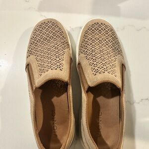 Vionic Women's Beige and Black Slip-On Sneakers